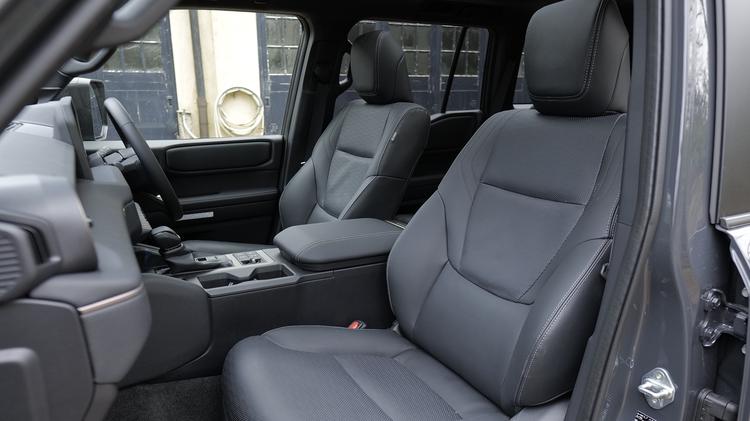 TOYOTA LAND CRUISER DIESEL SW 2.8 D-4D 205 Invincible 5dr Auto [7 Seat]